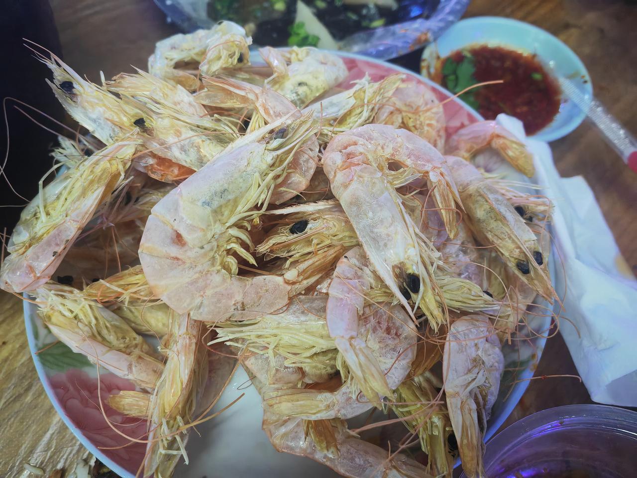 今晚不知道会吹什么风，
每个人都有每个人的生活。
有人吃海鲜，
有人吃肉，
有人