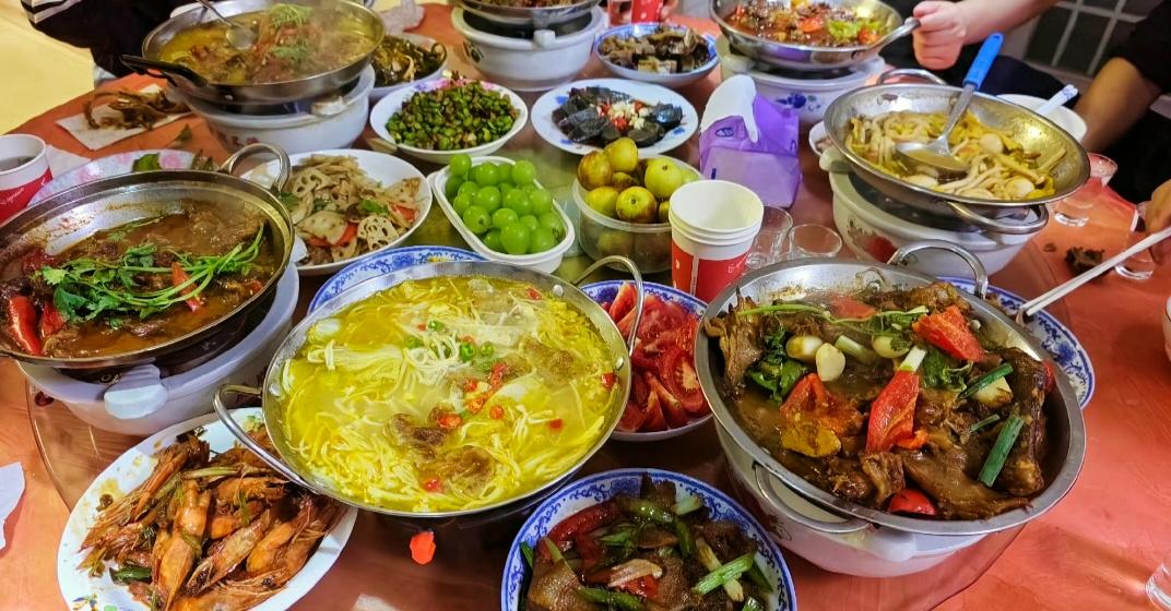 她今年68岁，而她老伴不在了，她有一儿一女，都成家了，没有跟她住，而她一个住在老