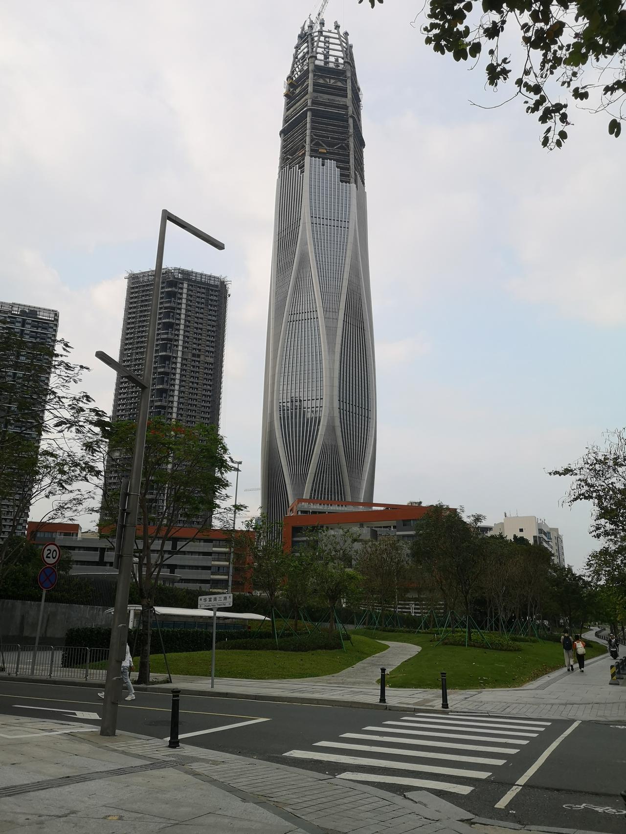 深圳黄木岗地铁站即将新增一栋超高层建筑。
深圳黄木岗地铁站即将新增一栋超高层建筑