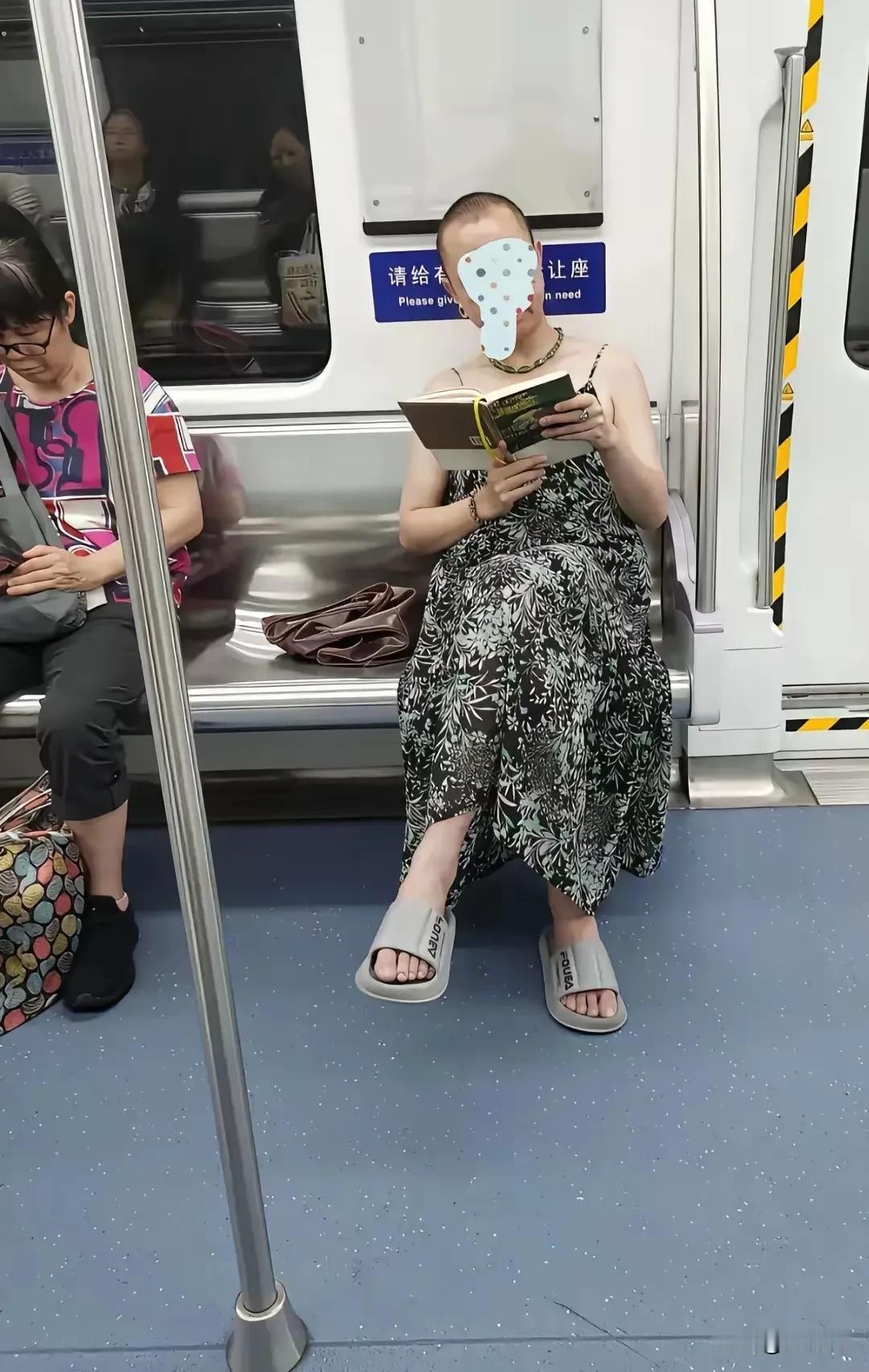 男子穿裙子看起来刺眼，哪有男子穿裙子的？净让人笑话。

这是在交通工具上，一男子