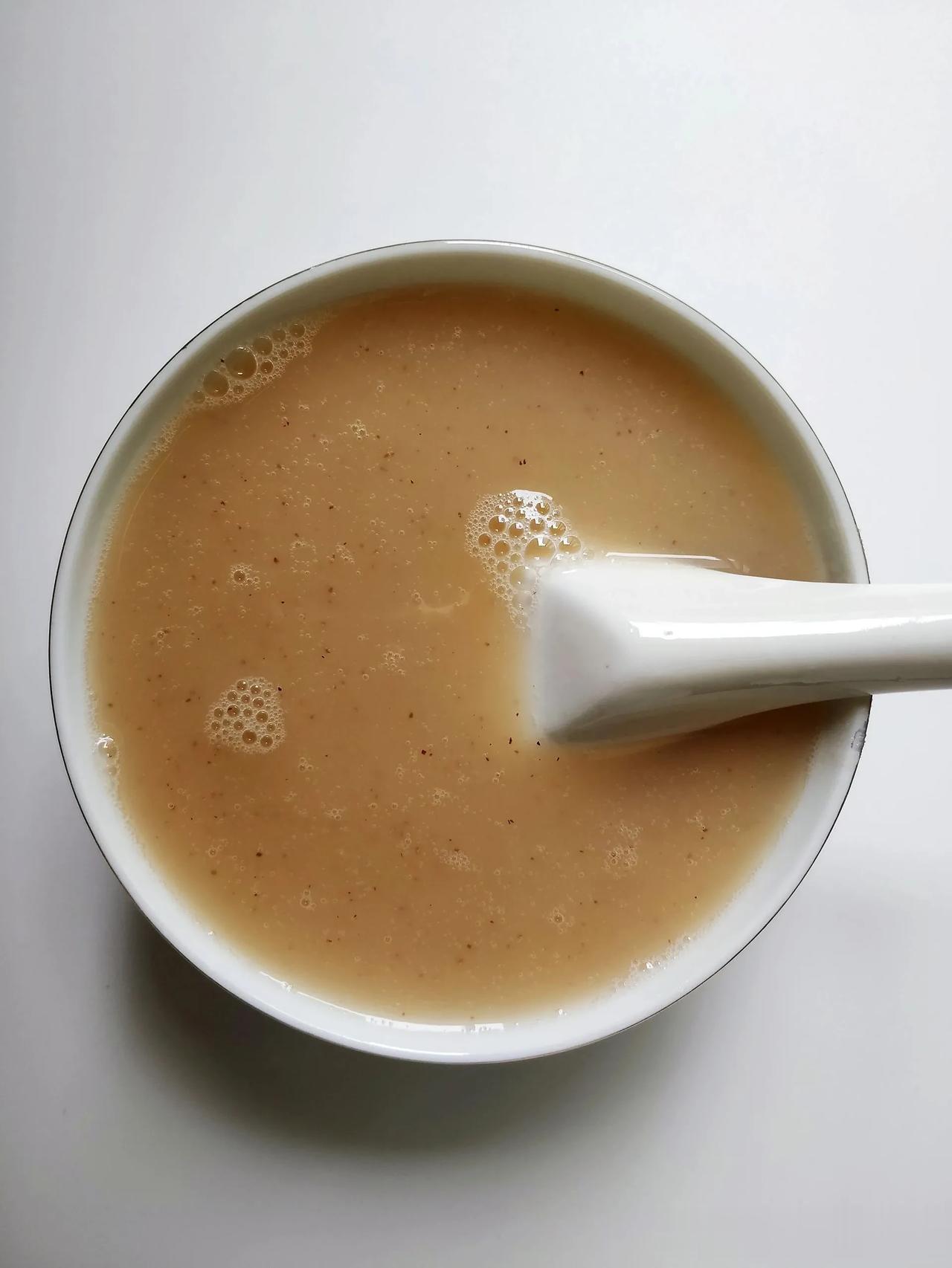 我妈说，
秋季姑娘每周至少要喝一次莲藕汁！
她每周用榨汁机做来喝，皮肤白嫩又细腻