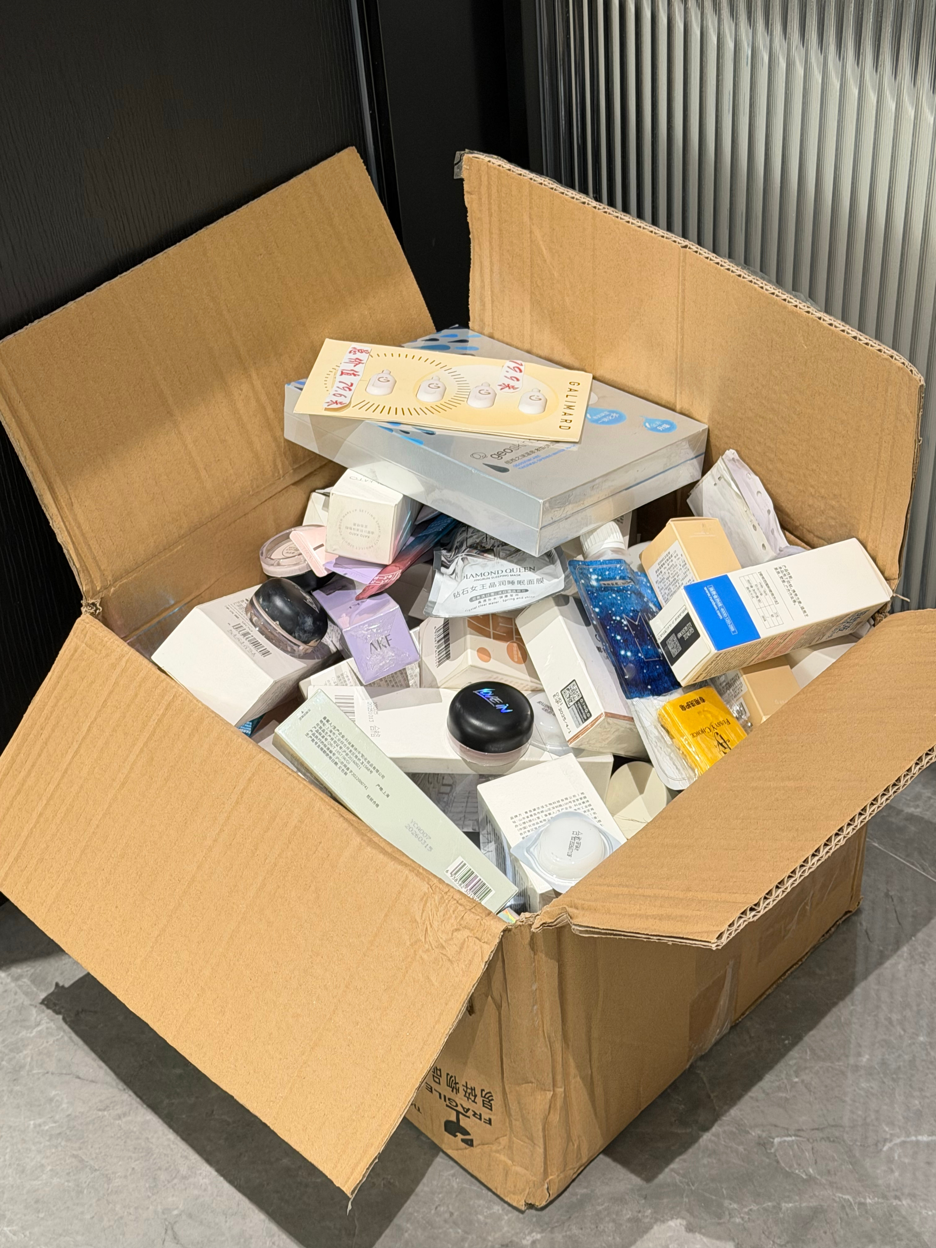 已出，以后闲置可以蹲200一大箱化妆品（都是临期或者过期的，科普：化妆品过期有的