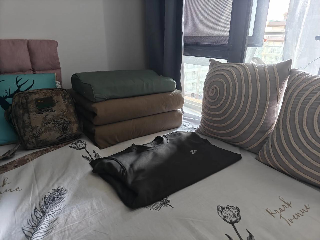 我昨天晚上睡觉前，把两个卡包，还有硝酸甘油都放入，战友老猫今年夏天我在哈尔滨，快