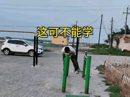 看着都疼呀。人们常说，吃饱了撑的，这个人绝对就是，玩个双杠不是好好玩，没两把刷子