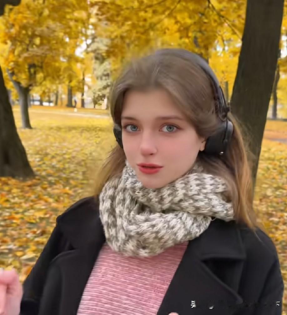 十几二十岁的俄罗斯少女，真的是上帝赏饭吃。
 
五官立体精致，眉眼深邃自带氛围感