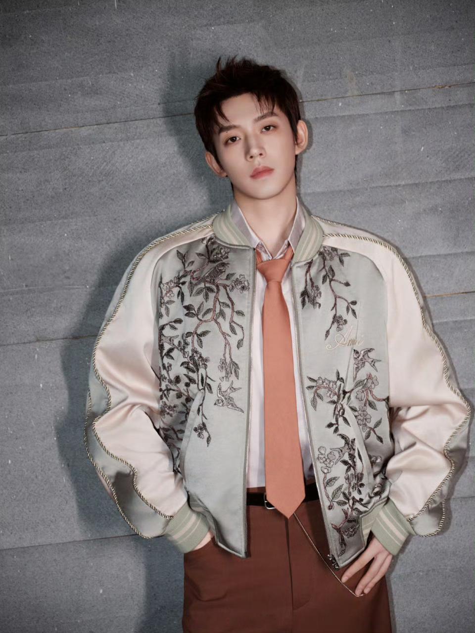 邓为今天帅爆了，邓为粉丝今天真勇真给力啊该怎么说怎么表达呢，嗯～反正牛比就完了就