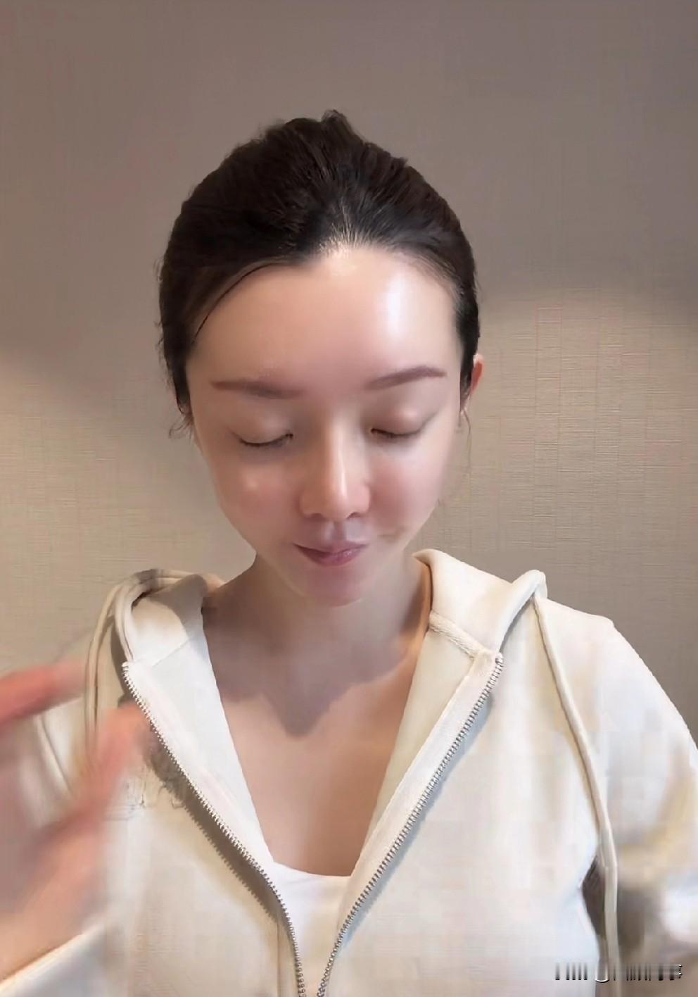 T佑精神内耗靠游戏解压，称赞崔阿扎优秀。

         T佑说自己时常因为