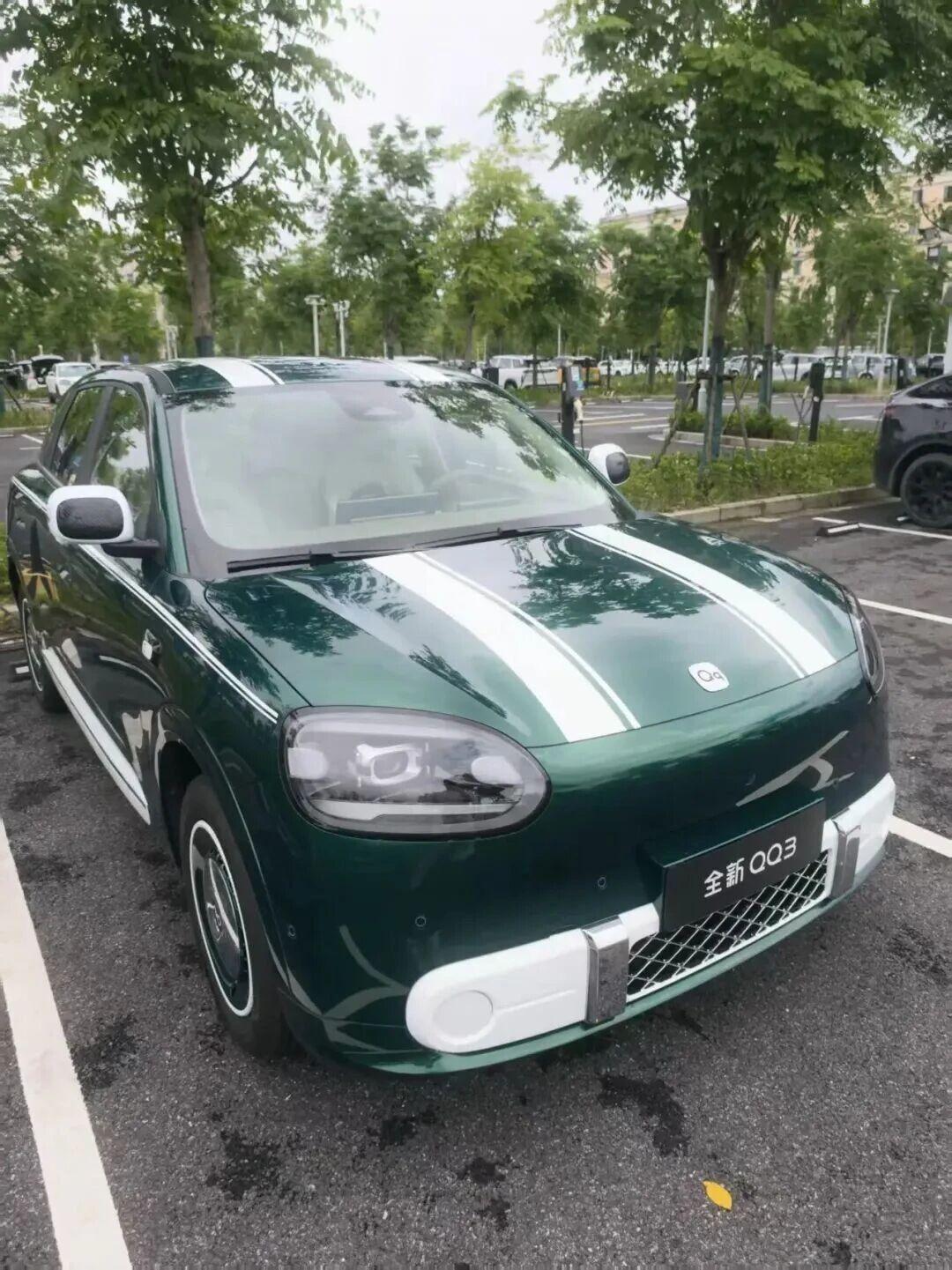 实车这个墨绿色加白条纹的复古造型，第一眼看见直接戳中审美点，圆乎乎的大灯配镀铬中