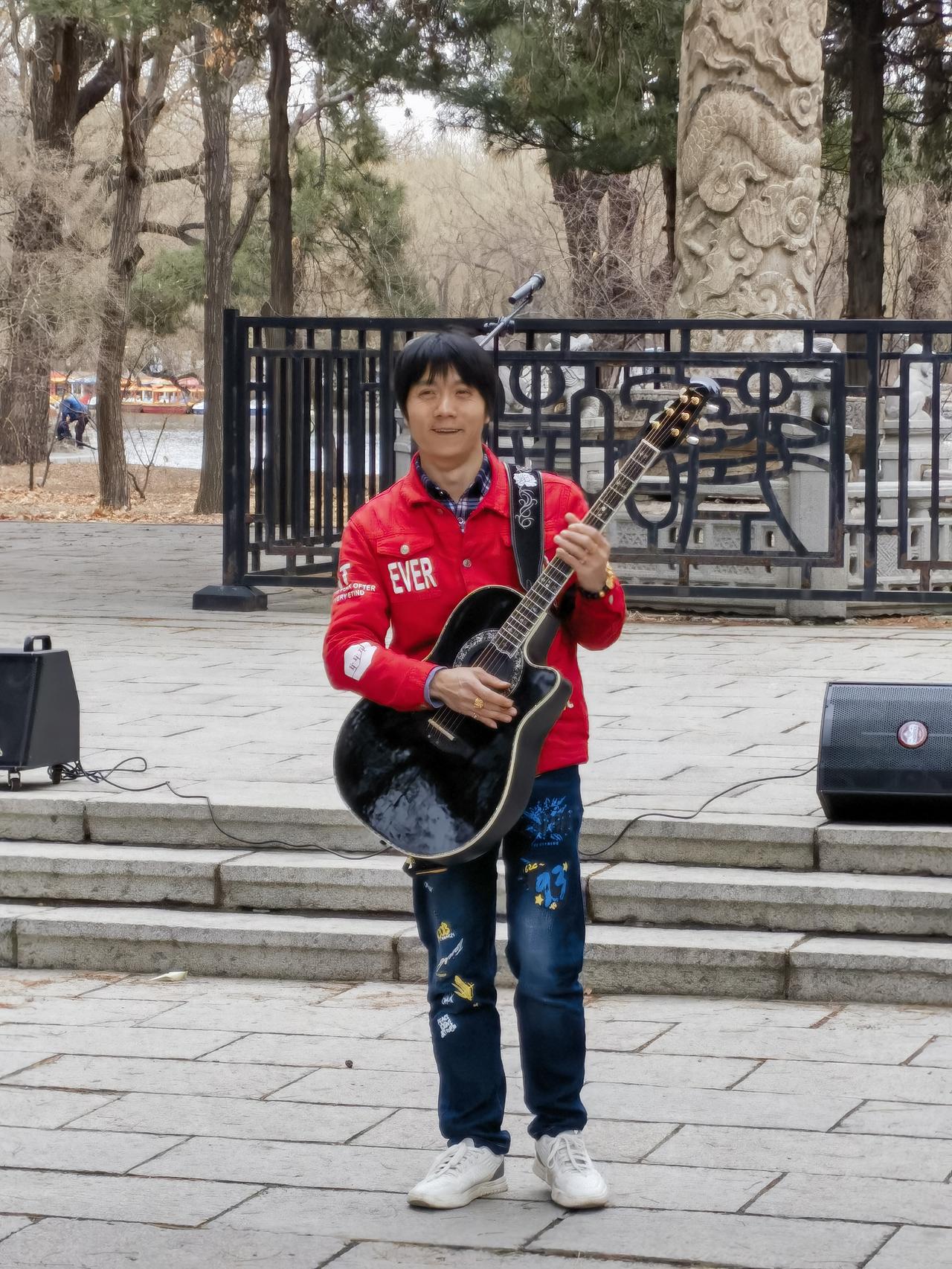 北陵公园即景——驻唱兄弟
冬去春来，在华表前驻唱的兄弟回来了。我在很远的地方就听