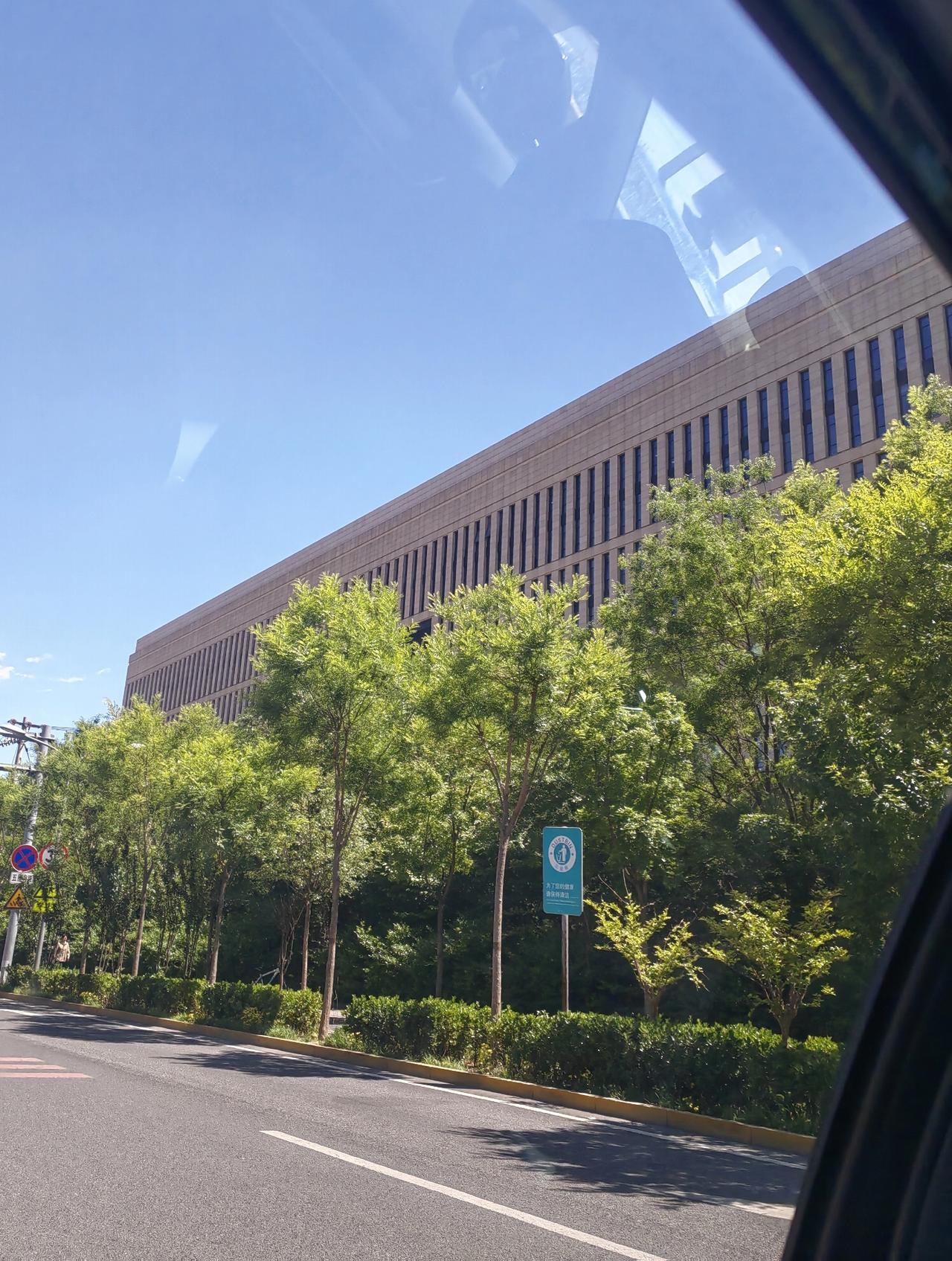 晚上吃完饭，我带着老二出门骑车，顺便去取个快递，结果却被小惊了下。

今天下午去