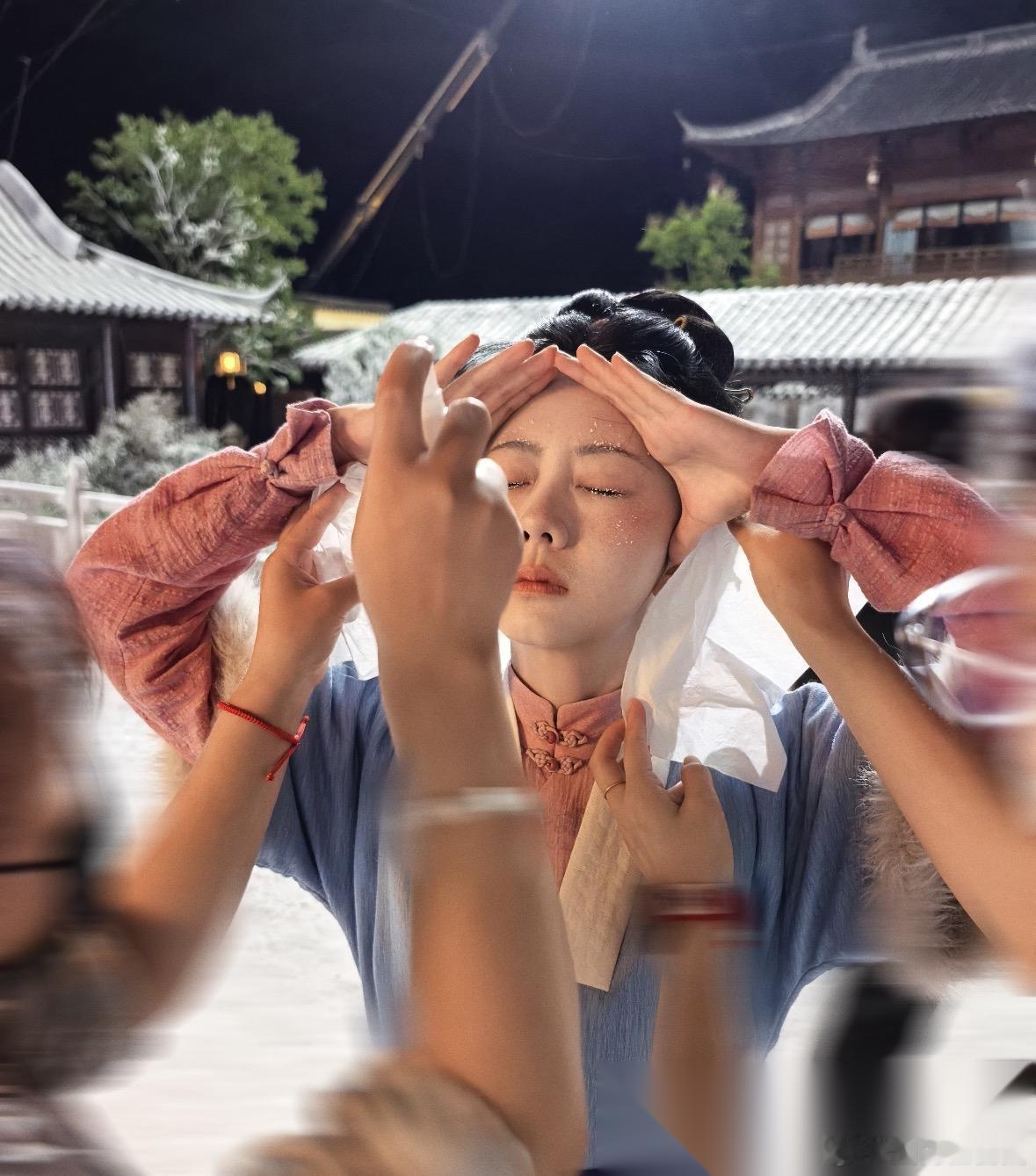 谭松韵这次拍戏， 化妆师往她脸上扎了6到7个小时的针。别误会，这不是什么医美，是