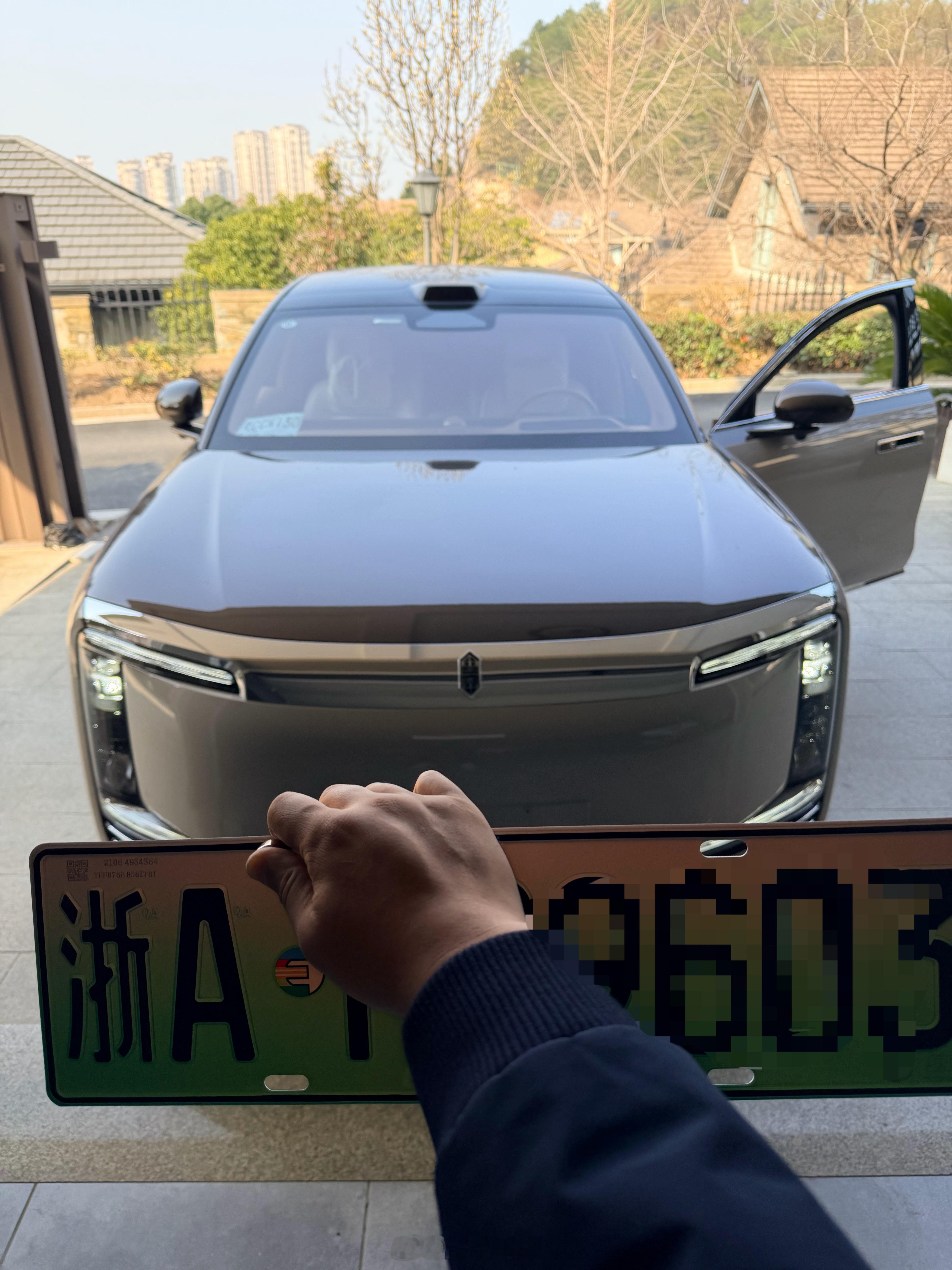 给尊界s800 上牌了停了一个月没人开，牌都没人上 