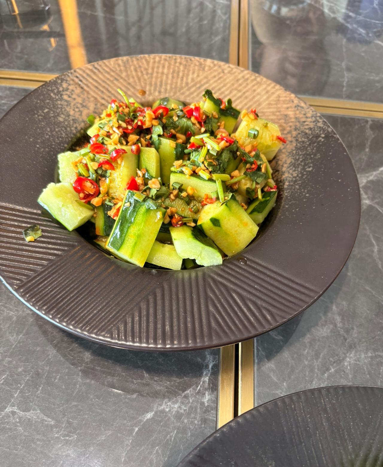 其实饭店里面最赚钱的不是所谓的大鱼大肉，
而是蔬菜。

利润可以三倍或者五倍。