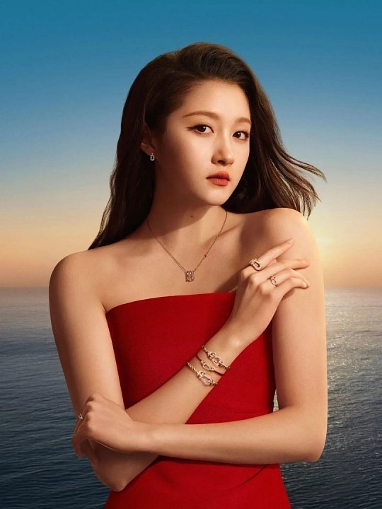 关晓彤央视跨年晚会造型关晓彤央视跨年晚会造型堪称氛围与质感双封神，红白主色调贴合