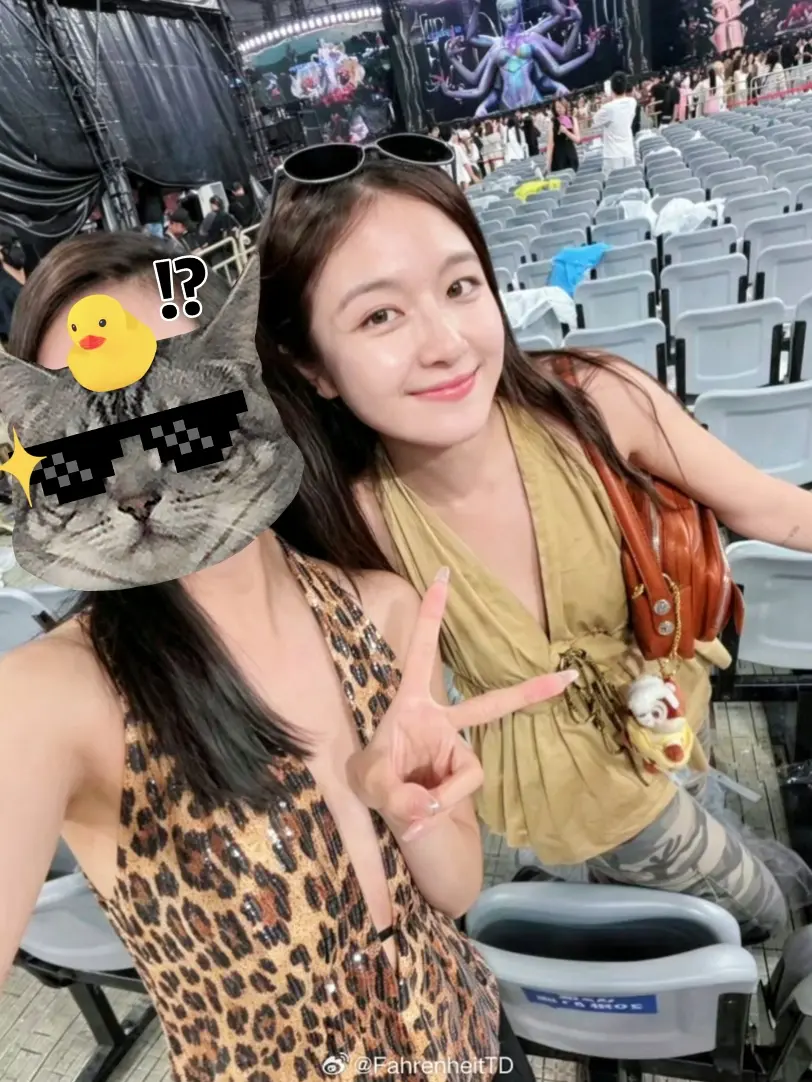 又捡到一张😍是内场哎，饱饱好像都没咋化妆😂
