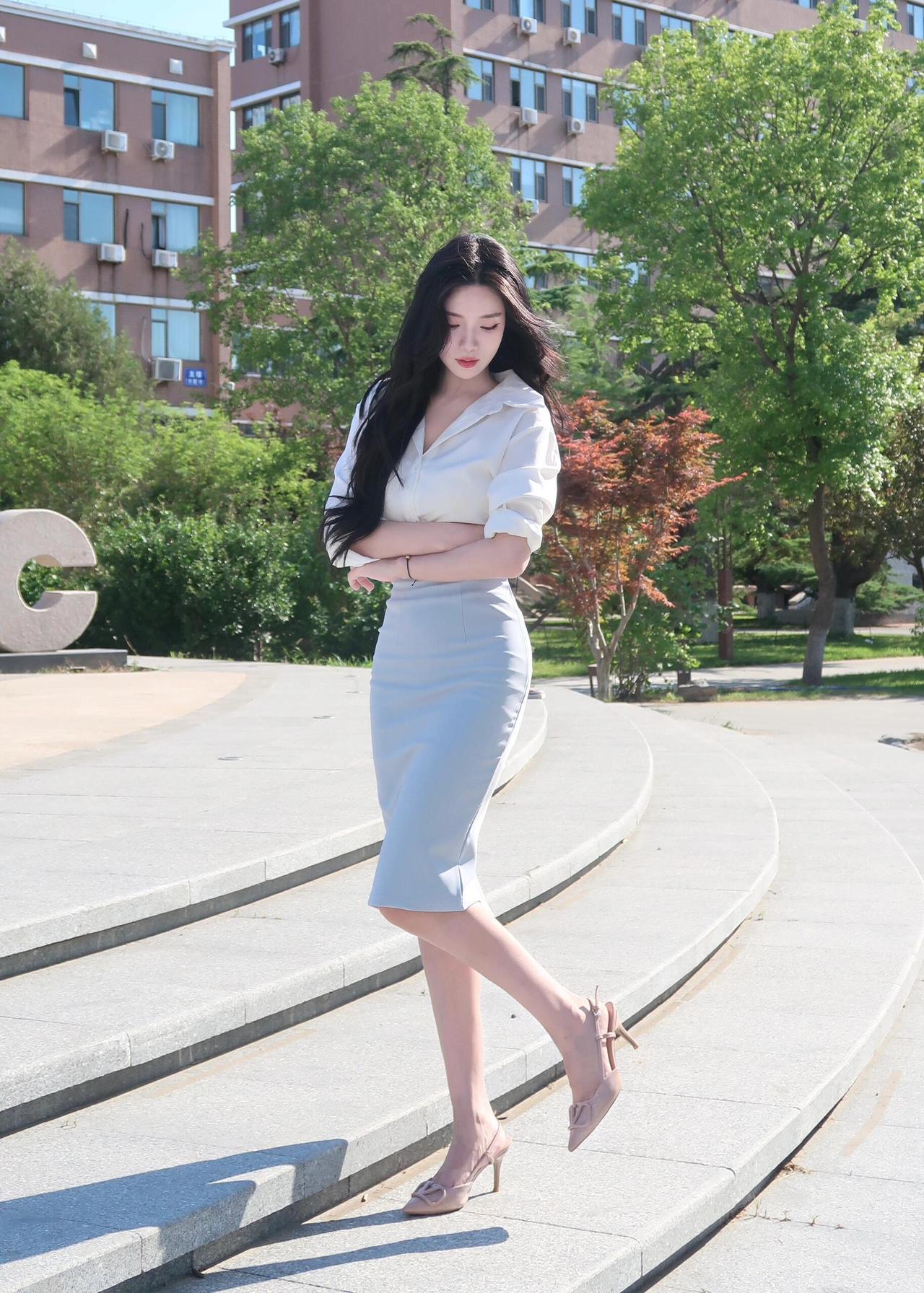 职场秘书裙子穿搭
一件奶蓝色半裙搭配白色衬衣
加上一双高跟鞋
修身显瘦显身材，把