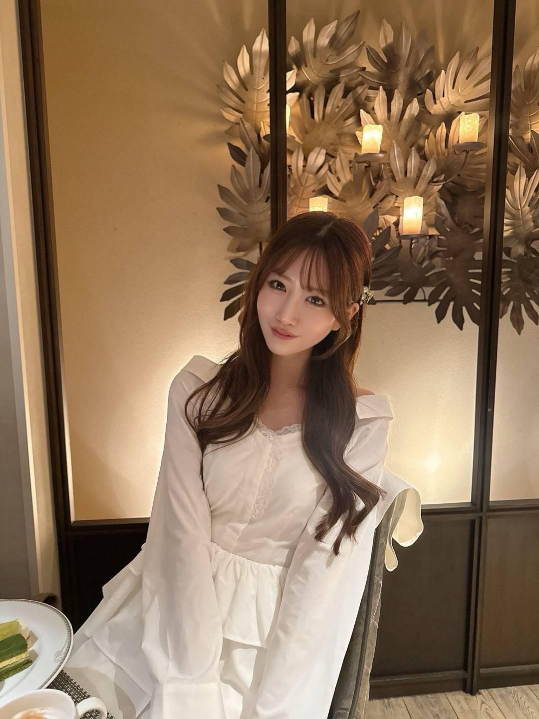 优雅的下午茶时光，简直是甜美少女心的天堂！
想象一下，在温暖的午后，身着浅杏色飘