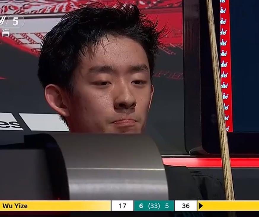 吴宜泽难道这是崩溃了？这么简单的球连续失误，就算黑球运气好进了另一个底角，但紧接