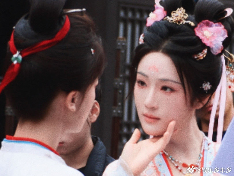张可盈为了御廷谣练了很久翻白眼吴谨言张可盈高山流水遇知音🫂台前是针锋相对的宿敌