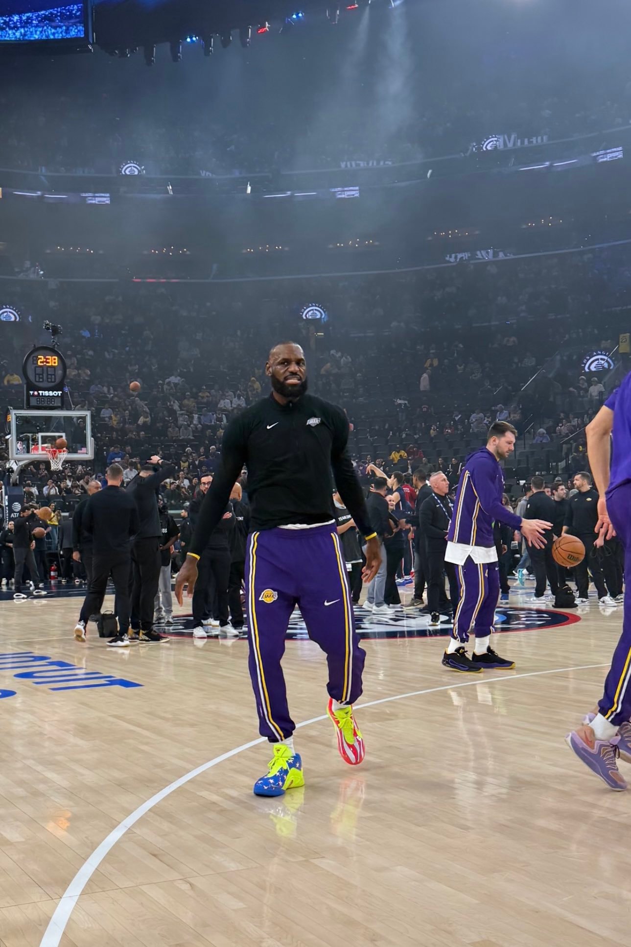 詹姆斯今天上脚詹22美国国旗配色