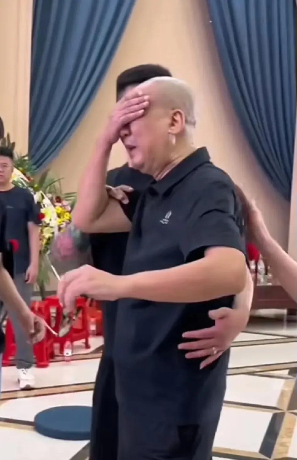 这是不是有点儿戏过了？！
人家儿子都没有这么伤心，一个外人哭的差点儿昏过去。
我