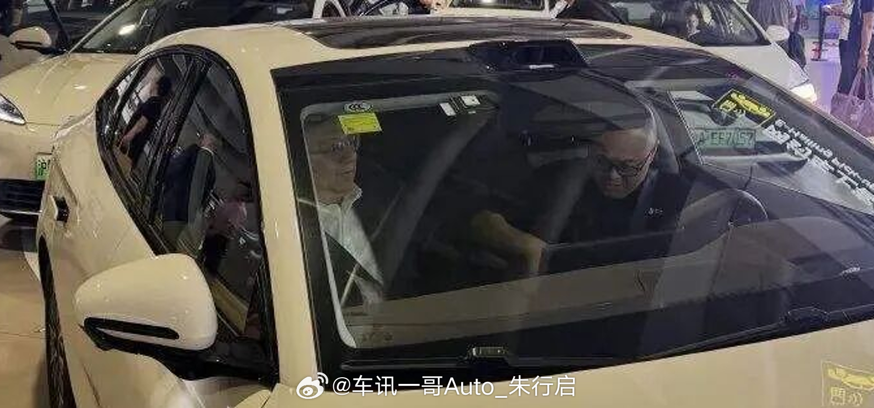 比亚迪董事长王传福与地平线创始人、董事长兼CEO余凯见面，余凯陪同王传福体验智驾
