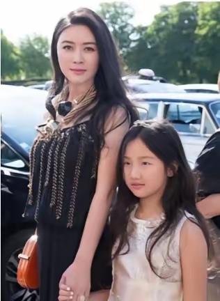 陆毅的老婆鲍蕾在接受采访时，对昔日同学田海蓉极尽讽刺："她追了我老公四年，连撞墙