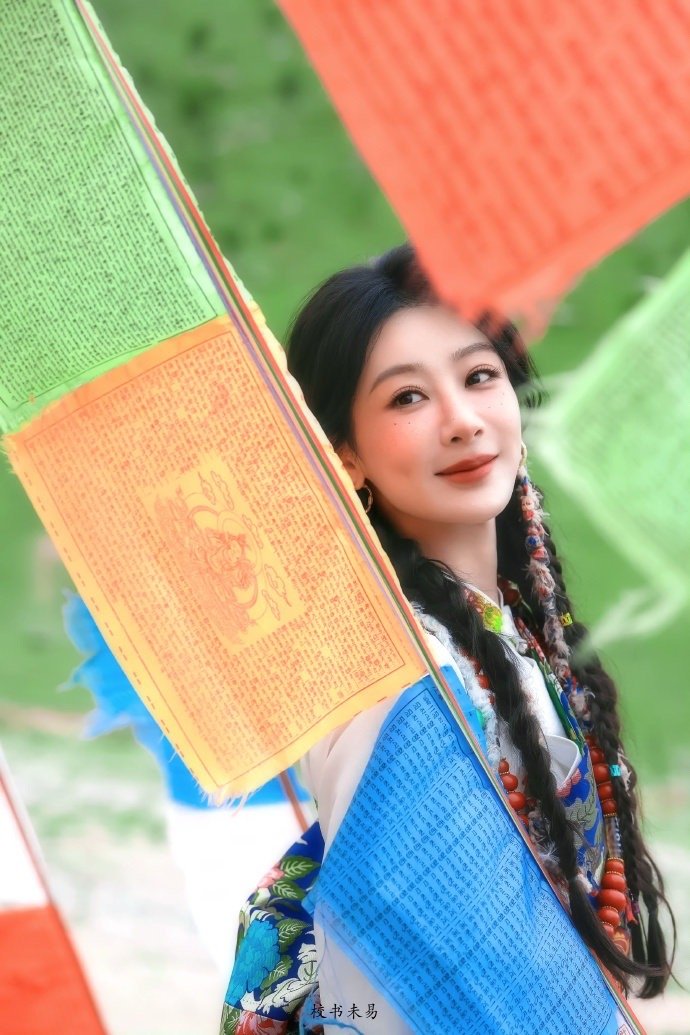 杨紫玉兰花开君再来 💜杨紫董竹君 “你一眨眼 温顺的小鹿有跳动一下 柔软的暖风