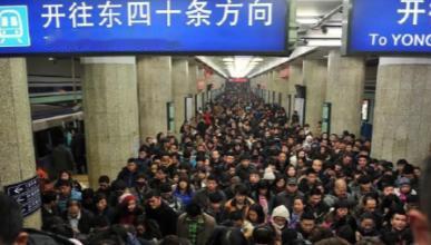 北京地铁一年亏损229亿，地铁早高峰不叫人挤人简直是人贴人，连抬手的空隙都没有。
