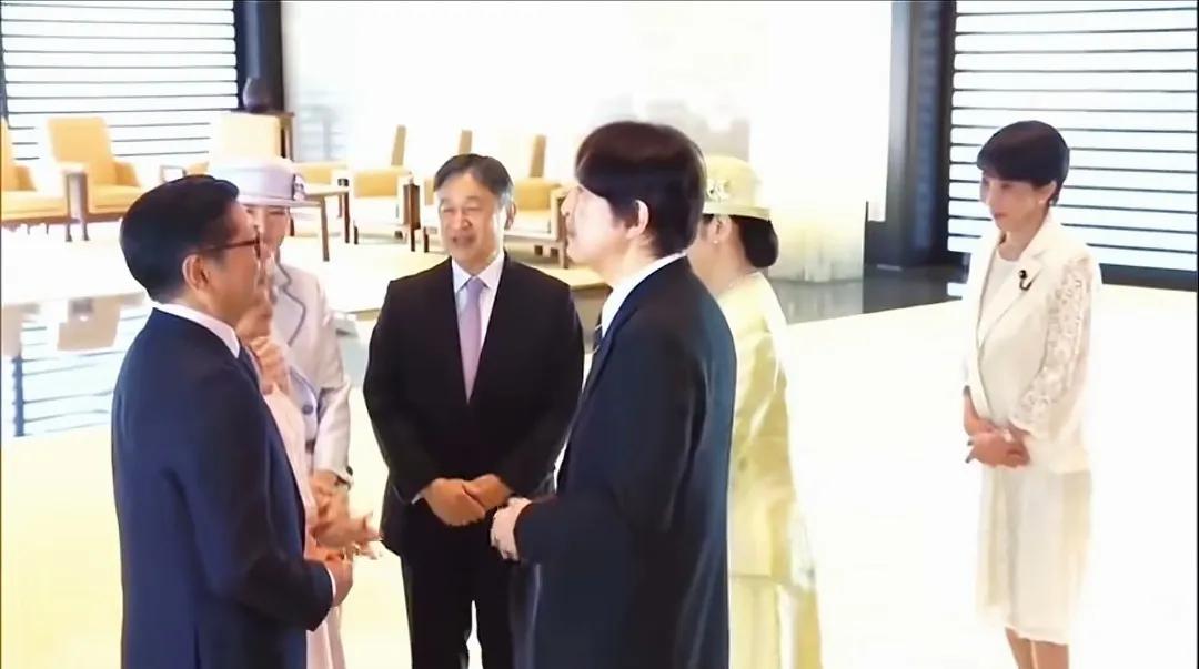 不得不防！
小马科斯访问日本，本来应该首相出面主持的场合高市却安排日本天皇参与，