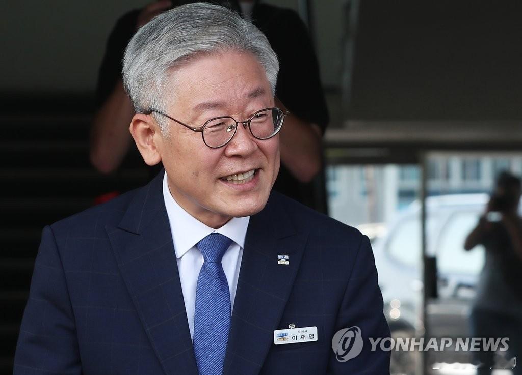 李在明曾被妻子嫌弃长得显老李在明今年才61岁，但他头发早已花白，现在的形象是染发