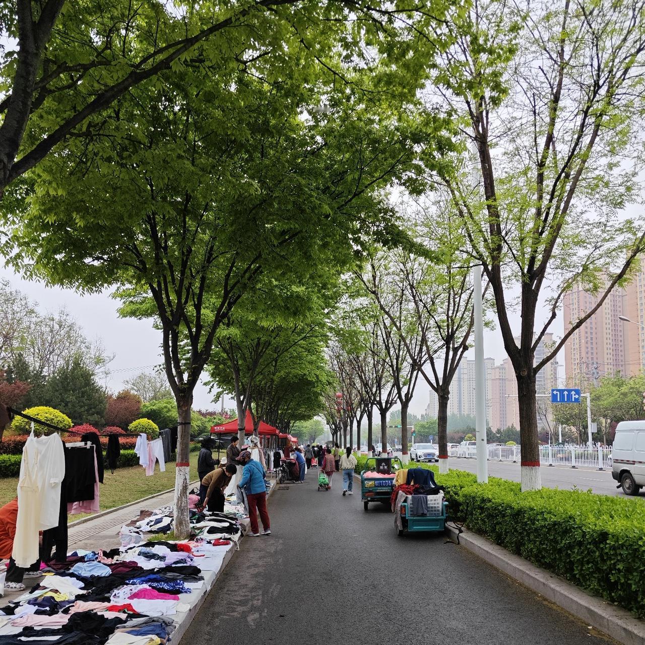 上午陪同“LD”来到了位于湘江二路与营流路交叉口处的“JM大集”。
我是第一次来