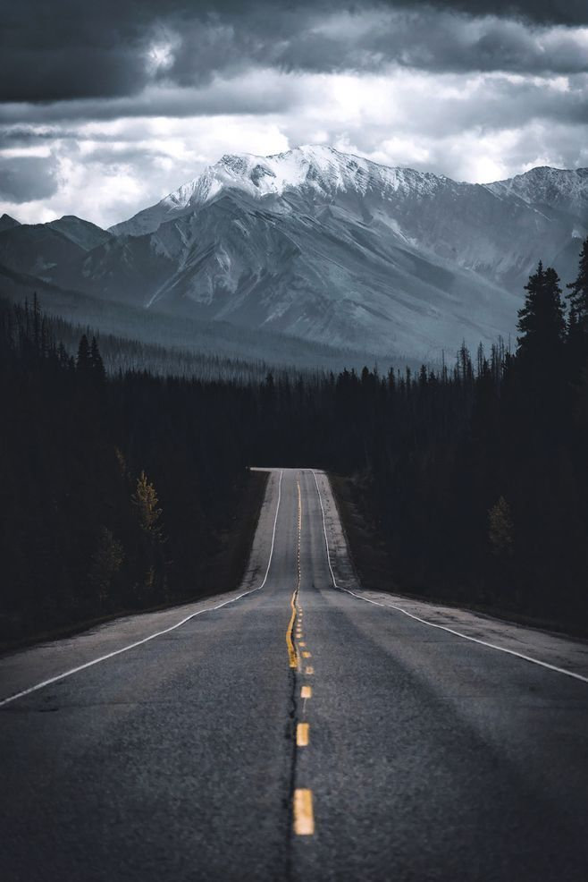 与其被动接受命运安排，不如主动造势谋局，亲手掌控人生走向。—— 安读舟 