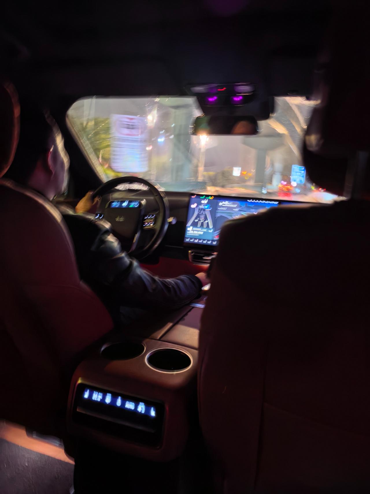 最近滴滴软件，推出了轻享车型，我觉得挺符合现在状况的，以前的大哥现在没钱了，但不