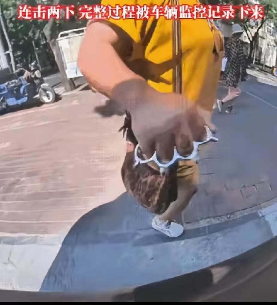 指虎大娘你出名了!网传一名女子（网传“大娘”）佩戴指虎，在停车场连续两次猛砸他人