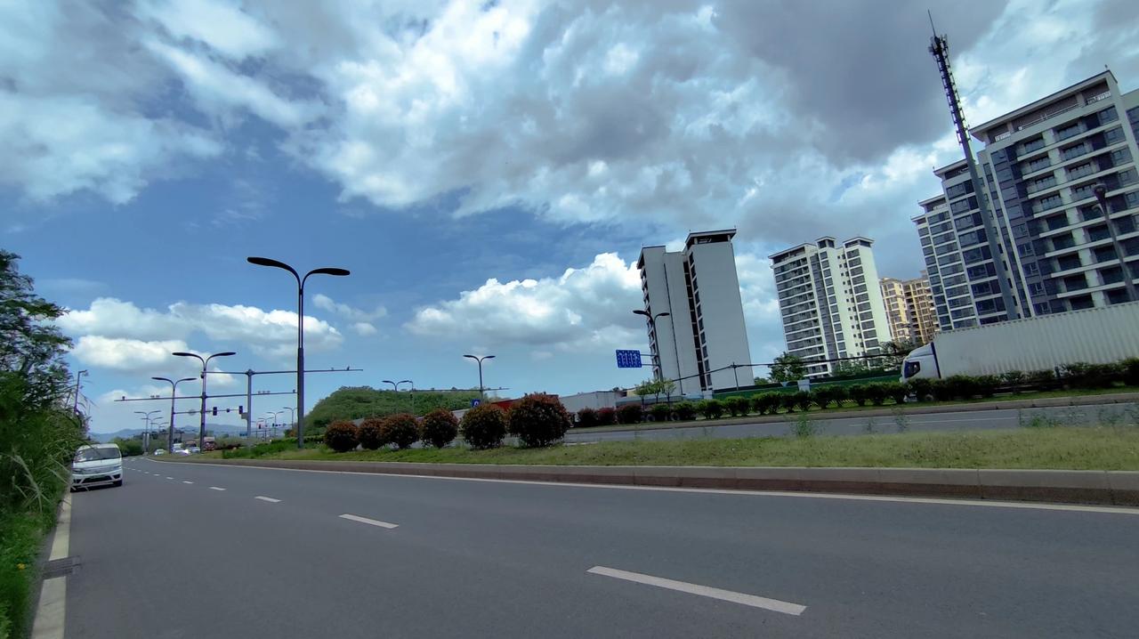 春日里的蓝天白云，总是让人心醉的感觉！有一种夏天提前到来了的错觉！