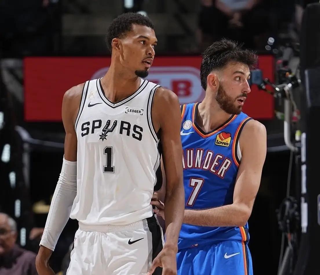 冠亚军全部翻车，NBA揭幕日大反转！联盟格局彻底洗牌
 
新赛季NBA揭幕战直接