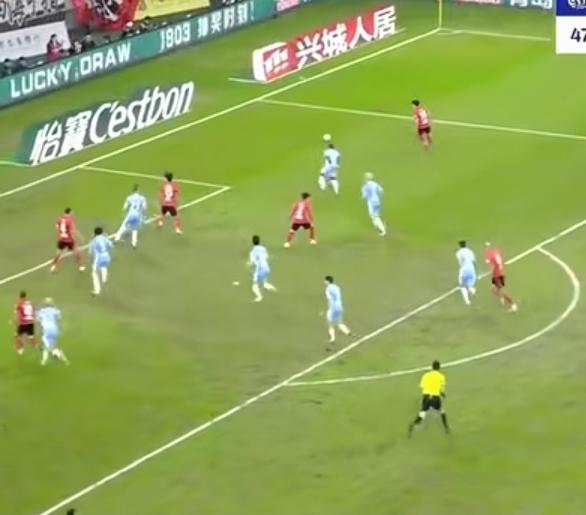 太不地道了，为了阻止成都蓉城夺冠，各方裁判也是“一黑到底”，坚决不让蓉城有任何希