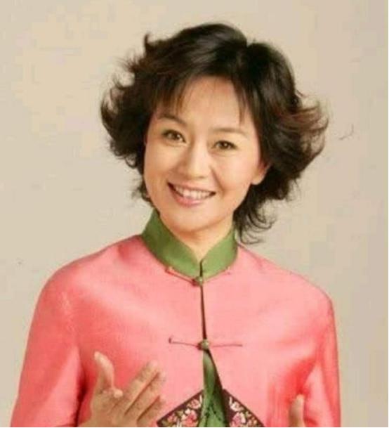 1999年，鞠萍向丈夫提出了离婚，丈夫同意离婚，却让她二选一，孩子和财产只能带走