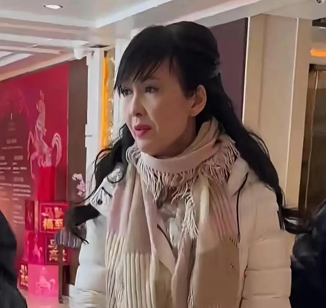 都说没生过孩子的女人老的慢，一代玉女58岁的周慧敏也老了，打扮的虽然年轻，衰老的