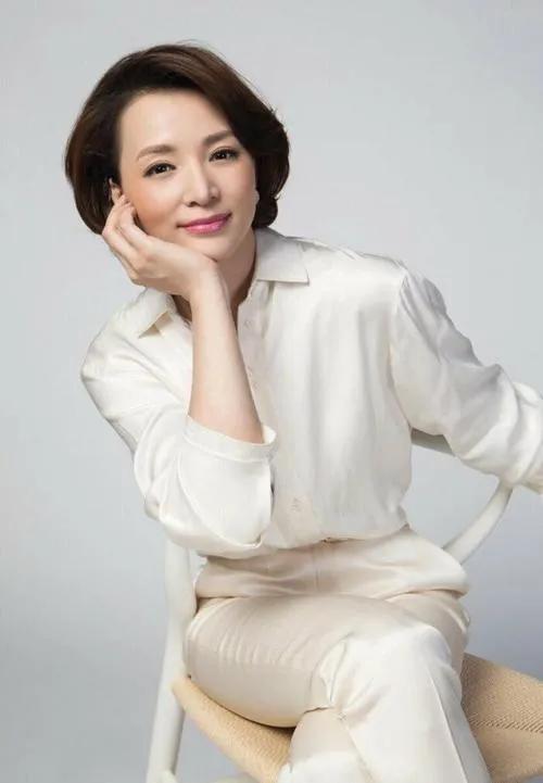 主持人，董卿说，我在很多场合也说到过我的父亲，他对我的严厉和苛刻超出了一般人的想