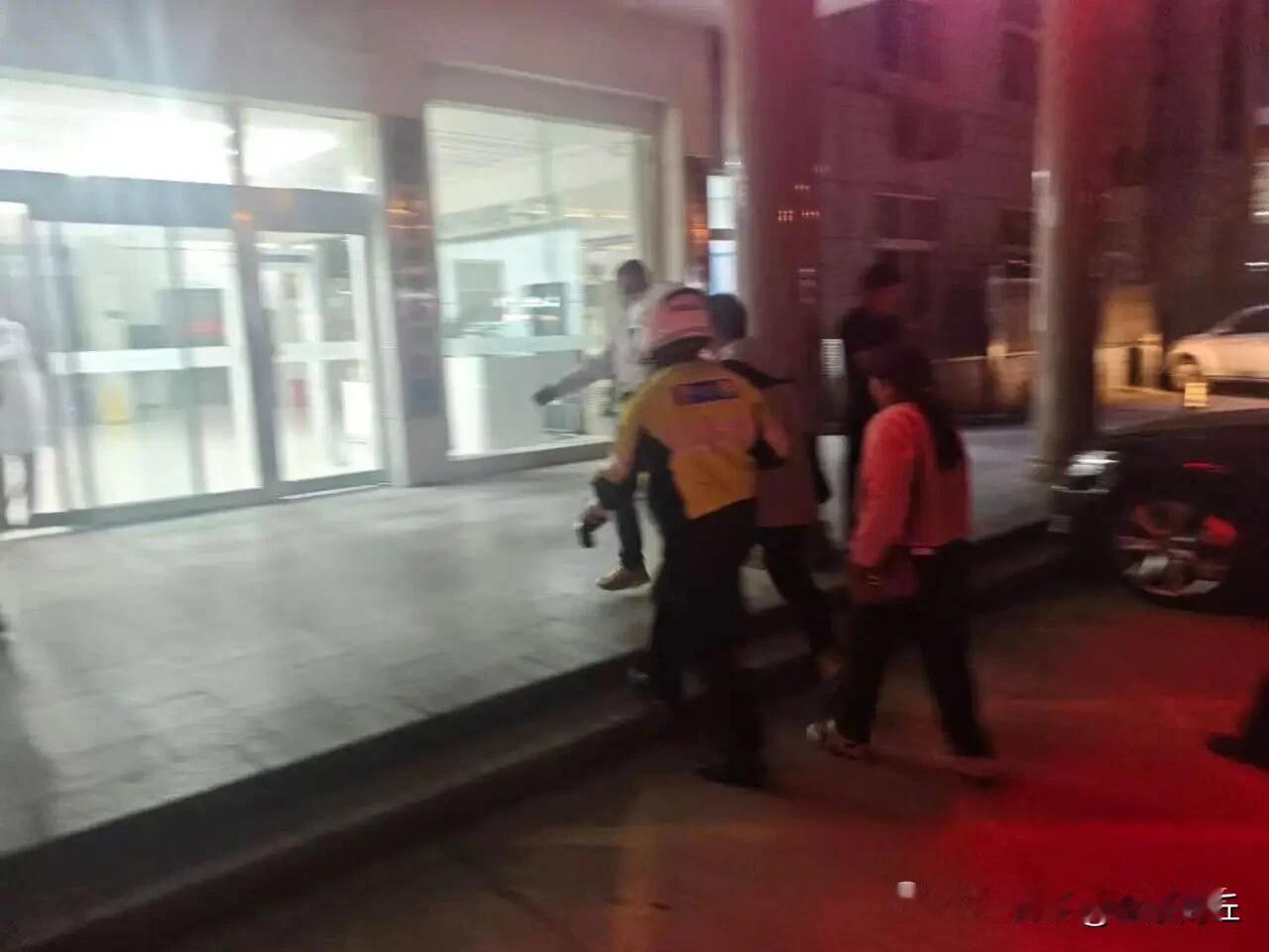 【商丘交警快速响应 救助断指青年】2026年4月7日19时30分许，正在北海路执