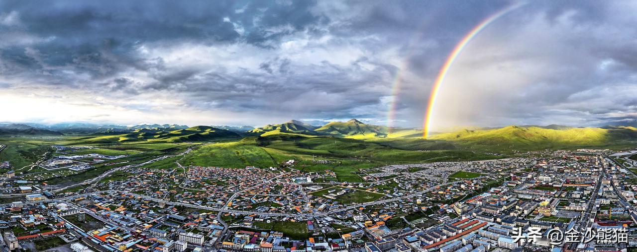 甘孜色达《霓虹下的高原画卷》“川藏线——遇见最美的风景”摄影展获奖作品16
照片