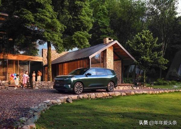 新能源汽车使用窍门：

1. 驾驶习惯‌
平稳操作‌：避免急加速急刹车，急加速能