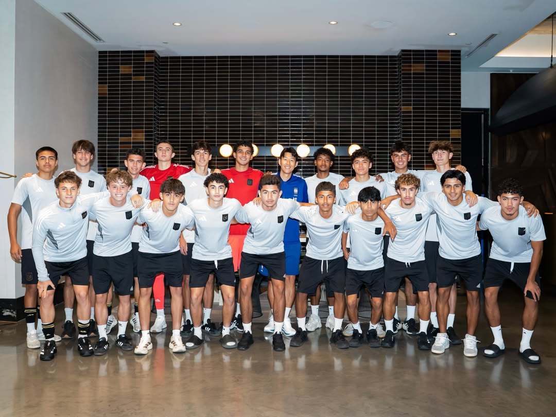 孙兴慜 孙兴慜与洛杉矶FC的U18合影📸 