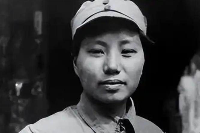 [微风]1937年，15岁女红军被敌人抓住，正要被砍头时，一名敌军官走过来，摸摸