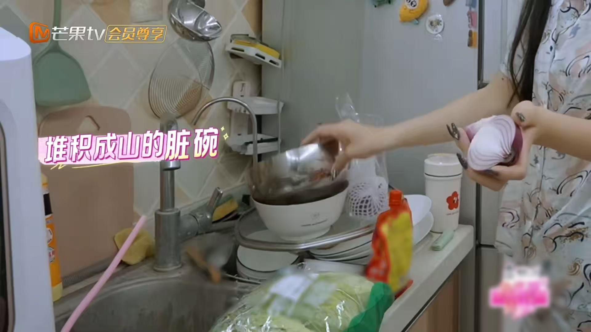 听说张小婉不愿意去管乐家住，忽然觉得这很真实。朋友间的亲近不一定要住在一起，保持