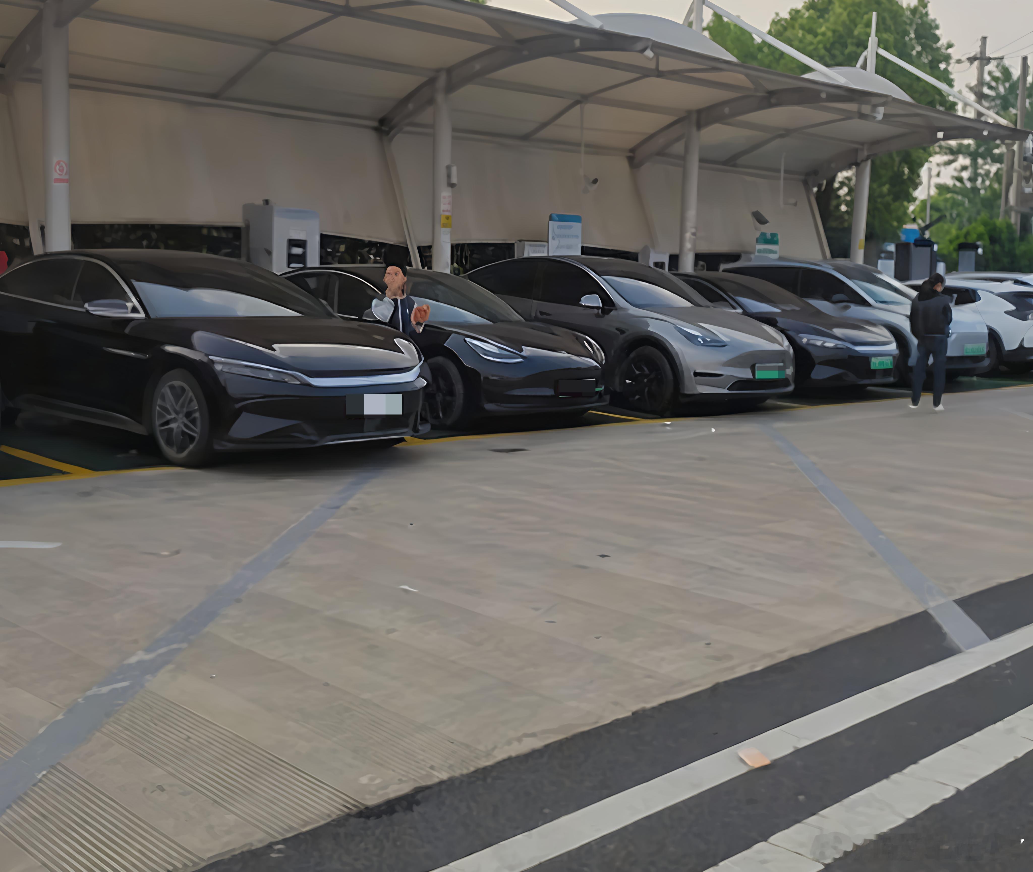 自从开了电车，每次假期自驾游我都想把我的电车给砸了，不仅排队充电，还要找离充电桩