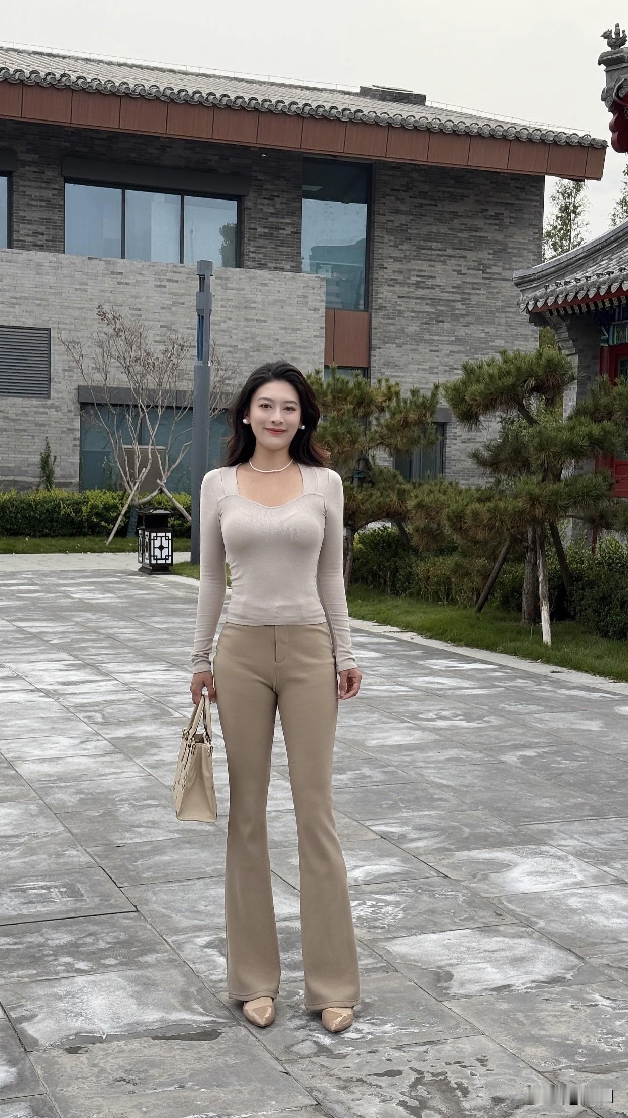 怎么穿搭会让人比较显温柔优雅气质穿搭，米色套装搭配珍珠项链，尽显都市女性魅力。