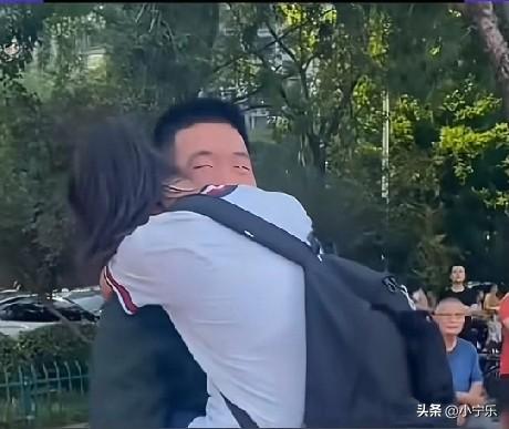 9月12日，山东，当了3年兵的哥哥回家，到妹妹的校门口，想给妹妹一个惊喜。只见妹